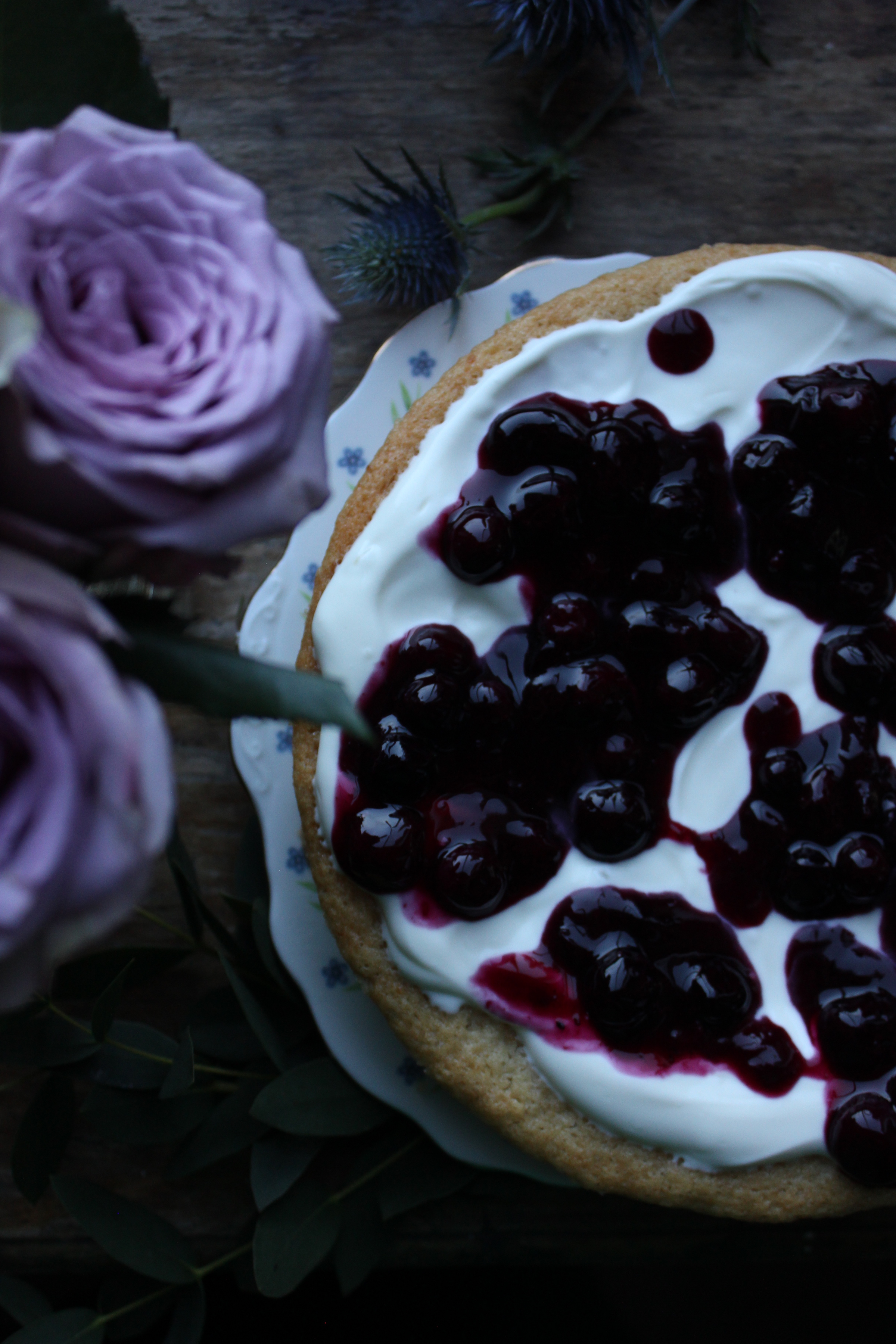 Lemon tendercake with blueberry compote