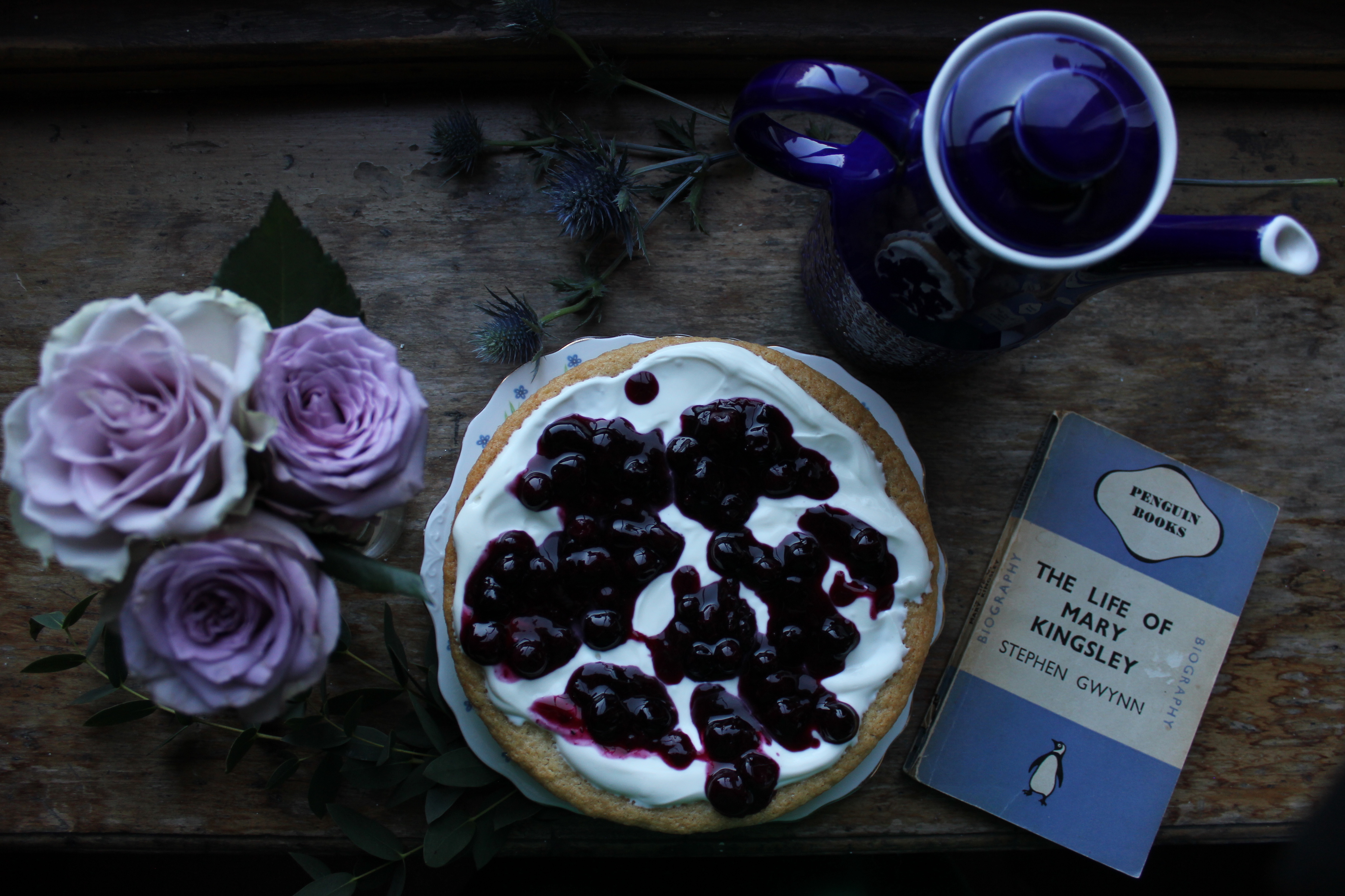 Lemon tendercake with blueberry compote
